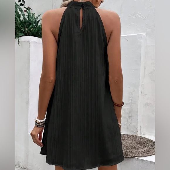 Black Elegant Sleeveless Mock Neck Pleated Halter Dress - Picture 2 of 4